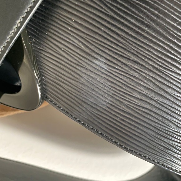 Louis Vuitton Reverie Leather Bag - Picture 16 of 16